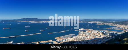 Gibraltar, Vereinigtes Königreich - 27. April 2024: Panoramablick auf Gibraltar und den Flughafen mit La Linea und der spanischen Grenze dahinter Stockfoto