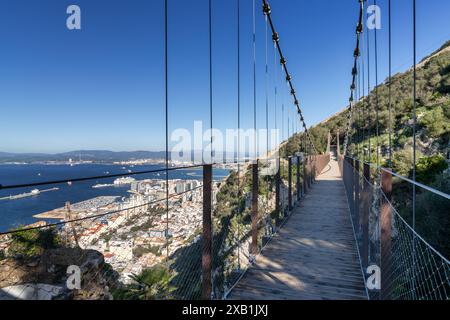 Gibraltar, Gibraltar - 27. April 2024: Blick auf die Windsor-Hängebrücke auf dem Felsen von Gibraltar Stockfoto