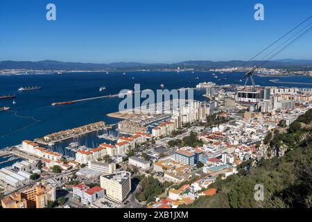 Gibraltar, Gibraltar - 27. April 2024: Blick auf die Bucht von Algeciras und die Innenstadt von Gibraltar mit der Seilbahn im Vordergrund Stockfoto