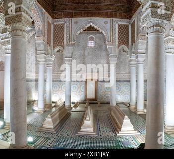 Marrakesch, Marokko - 23. März 2024: Innenansicht der Kammer der zwölf Säulen in den Saadiangräbern in Marrakesch Stockfoto