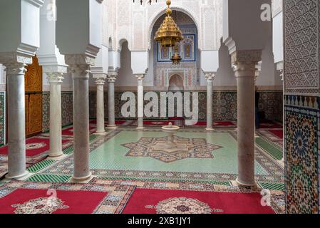 Meknes, Marokko - 5. März 2024: Innenhof des Mausoleums von Moulay Isma'il in der Innenstadt von Mekens Stockfoto