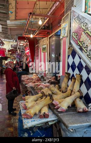 Meknes, Marokko - 5. März 2024: Überdachte Gasse mit Metzgereien, die frisches Fleisch auf dem Markt der Altstadt von Meknes verkaufen Stockfoto