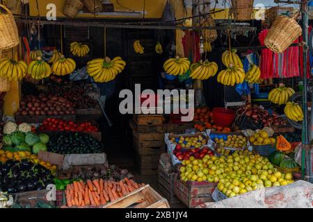 Moulay Idriss, Marokko - 5. März 2024: Blick auf den kleinen Freiluftmarkt im Stadtzentrum von Moulay Idriss Stockfoto