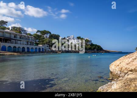 Portinatx, Spanien - 3. Februar 2024: Das idyllische Dorf Portinatx im Norden Ibizas Stockfoto