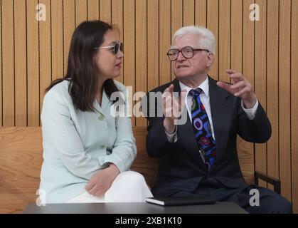 10. Juni 2024, Schleswig-Holstein, Lübeck: „Euroimmun“-Gründer Winfried Stöcker sitzt neben seiner Frau Lei Zhu vor dem Amtsgericht vor dem Gerichtssaal vor dem Beginn seines Strafverfahrens für eine Impfkampagne mit seinem eigenen Coronavirus-Impfstoff im November 2021. Stöcker hatte im November 2021 am Flughafen Blankensee 50 Freiwillige mit seinem inoffiziell zugelassenen Impfstoff „Lubeca Vax“ geimpft. Im März 2023 erließ das Amtsgericht Lübeck eine Strafverfügung und Geldbuße gegen den damals 76-Jährigen. Foto: Marcus Brandt/dpa Stockfoto