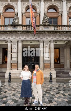 London, Großbritannien. 10. Juni 2024. RA Schools Alumni (L) Lizzie Munn und Adham Faramawy vor der Royal Academy. Ihre Kunstwerke umfassen 60 neue Flaggen, die über der Bond Street (von Lizzie) und Piccadilly (von Adam) enthüllt wurden. Organisiert von Art of London und Art in Mayfair, in Zusammenarbeit mit der Royal Academy of Art, zeigen die Werke die Talente von RA Schools Alumni und Studenten. Quelle: Stephen Chung / Alamy Live News Stockfoto