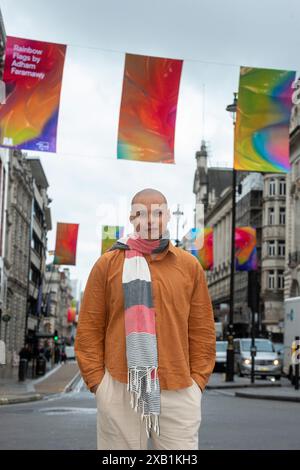 London, Großbritannien. 10. Juni 2024. „Rainbow Flags“, auf Piccadilly, 10. Juni bis 1. September, von Adham Faramawy (im Bild) erfindet die traditionelle Pride-Flagge neu, die die LGBTQ+-Gemeinschaft im Vorfeld von Pride in London bei der Enthüllung von 60 neuen Flaggen über Piccadilly und Bond Street anerkennt. Organisiert von Art of London und Art in Mayfair, in Zusammenarbeit mit der Royal Academy of Art, zeigen die Werke die Talente von RA Schools Alumni und Studenten. Quelle: Stephen Chung / Alamy Live News Stockfoto