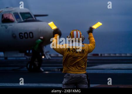 240608-N-SI601-1034 PHILIPPINE SEA (8. Juni 2024) Lt. Matthew Stearns aus Jacksonville, Florida, bereitet sich auf den Start einer E-2D Hawkeye vor, die an der befestigt ist Stockfoto