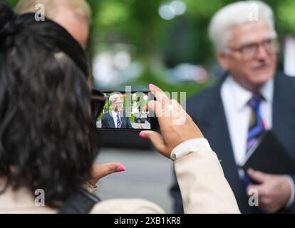 10. Juni 2024, Schleswig-Holstein, Lübeck: Ein Medienvertreter filmt vor dem Amtsgericht den „Euroimmun“-Gründer Winfried Stöcker vor dem Beginn eines Strafverfahrens für eine Impfkampagne mit seinem eigenen Coronavirus-Impfstoff im November 2021. Stöcker hatte im November 2021 auf seinem Flughafen in Blankensee 50 Freiwillige mit seinem inoffiziell zugelassenen Impfstoff „Lubeca Vax“ geimpft. Im März 2023 erließ das Amtsgericht Lübeck eine Strafverfügung und Geldbuße gegen den damals 76-Jährigen. Foto: Marcus Brandt/dpa Stockfoto