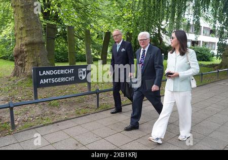 10. Juni 2024, Schleswig-Holstein, Lübeck: „Euroimmun“-Gründer Winfried Stöcker (M) geht mit seiner Frau Lei Zhu (r) und dem Rechtsanwalt Manfred Parigger vor das Amtsgericht, um im November 2021 einen Strafbefehl für eine Impfkampagne mit seinem eigenen Coronavirus-Impfstoff zu erheben. Stöcker hatte im November 2021 auf seinem Flughafen in Blankensee 50 Freiwillige mit seinem inoffiziell zugelassenen Impfstoff „Lubeca Vax“ geimpft. Im März 2023 erließ das Amtsgericht Lübeck eine Strafverfügung und Geldbuße gegen den damals 76-Jährigen. Foto: Marcus Brandt/dpa Stockfoto