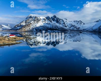 Luftbild, Fjord, Berge, Winter, Sonne, Vestpollen Kirche, Austvagoya, Austnesfjord, Lofoten, Norwegen, Europa Stockfoto