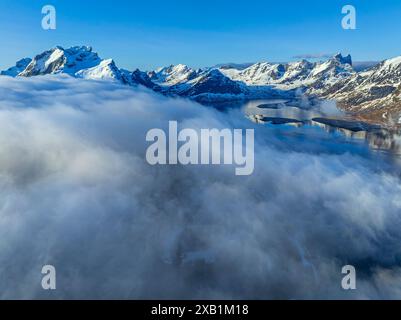 Luftaufnahme, Küste, Berge, Nebel, Sonne, Winter, Moskenesoya, Lofoten, Norwegen, Europa Stockfoto