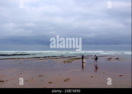 Hochzeitsfotografie im Freien am Strand von Erretegia. Bidart, Pyrenäen-Atlantiques, Frankreich Stockfoto