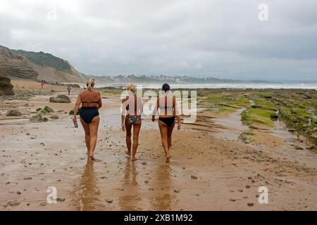 Gehen Sie bei Ebbe am Strand von Erretegia. Bidart, Pyrenäen-Atlantiques, Frankreich Stockfoto