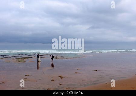 Hochzeitsfotografie im Freien am Strand von Erretegia. Bidart, Pyrenäen-Atlantiques, Frankreich Stockfoto