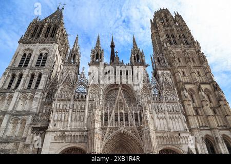 ROUEN, FRANKREICH - 31. AUGUST 2019: Dies ist die Fassade der Kathedrale, die im flammenden gotischen Stil erbaut wurde. Stockfoto