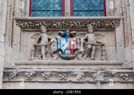 ROUEN, FRANKREICH - 31. AUGUST 2019: Dies ist das Wappen des Adels an der Fassade ihres eigenen Stadtpalais aus dem 16.. Jahrhundert. Stockfoto