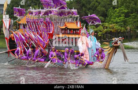 (240610) -- PEKING, 10. Juni 2024 (Xinhua) -- dieses Foto vom 7. Juni 2024 zeigt eine Szene der Drachenbootvorstellung während des Baoshan Luodian Drachenbootfestivals im ostchinesischen Shanghai. Die aus der Ming-Dynastie (1368–1644) stammenden Drachenbootfahrten in Luodian, im ostchinesischen Shanghai Baoshan District gelegen, haben sich mit langanhaltender Lebendigkeit weiterentwickelt. Heute ist die Drachenbootfahrt in Luodian zu einer Kultveranstaltung für die Volksbräuche während des Drachenbootfestivals in Shanghai geworden. Es wurde 2008 als nationales immaterielles Kulturerbe gelistet. (Xinhua/Fang Zhe) Stockfoto