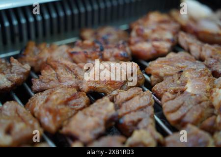 Eines der beliebtesten koreanischen Gerichte, schmeckt es hervorragend, wenn es mit gewürzten Rind- oder Schweinerippchen gegrillt wird Stockfoto