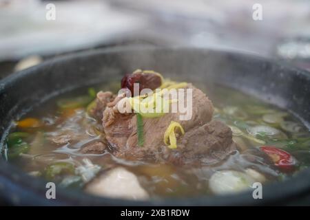 Koreanisches Suppengericht mit Rinderrippchen in Fleischbrühe Stockfoto