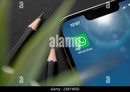 Antalya, Türkei – 5. Juni 2024: WhatsApp App-Logo auf dem iPhone-Smartphone-Bildschirm Stockfoto