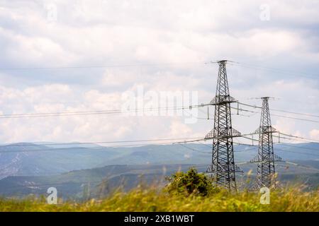 Hochspannungsmasten Elektromast. Netzleitungshalterung mit Drähten für die Stromübertragung. Hochspannungsnetzturm mit Drahtseil an der Verteilung Stockfoto