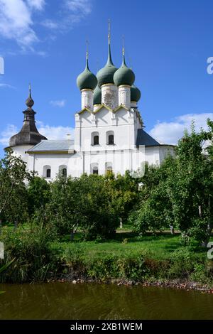 Metropolitan Garden mit Teich und Apfelbäumen und die Kirche St. Gregor, der Theologe des 17. Jahrhunderts im Kreml in Rostow dem Großen Stockfoto
