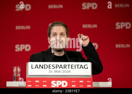 Kevin Kuehnert, Parteitag SPD Berlin DEU, Deutschland, Berlin, 25.05.2024 Rede von Kevin Kuehnert , Generalsekretaer der SPD, auf dem Landesparteitag der Berliner SPD in Berlin Deutschland . Auf diesem Parteitag wird die neue die Parteifuehrung der Partei neu gewaehlt en: Parteivorstand Kevin Kuehnert , Generalsekretär der SPD, auf der Landesparteikonferenz der Berliner SPD in Berlin. Auf dieser Parteikonferenz wird die neue Parteiführung gewählt *** Kevin Kuehnert, Parteitag SPD Berlin DEU, Deutschland, Berlin, 25 05 2024 Rede von Kevin Kuehnert, General Stockfoto