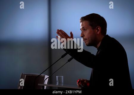 Kevin Kuehnert, Parteitag SPD Berlin DEU, Deutschland, Berlin, 25.05.2024 im Gegenlicht Rede von Kevin Kuehnert , Generalsekretaer der SPD, auf dem Landesparteitag der Berliner SPD in Berlin Deutschland . Auf diesem Parteitag wird die neue die Parteifuehrung der Partei neu gewaehlt en: Parteivorstand Kevin Kuehnert , Generalsekretär der SPD, auf der Landesparteikonferenz der Berliner SPD in Berlin. Auf dieser Parteikonferenz wird die neue Parteiführung gewählt *** Kevin Kuehnert, Parteitag SPD Berlin DEU, Deutschland, Berlin, 25 05 2024 im Gegenlicht Speech Stockfoto