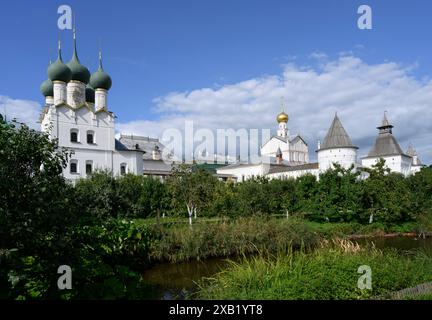 Metropolitan Garden mit Teich und Apfelbäumen und die Kirche St. Gregor, der Theologe des 17. Jahrhunderts im Kreml in Rostow dem Großen Stockfoto