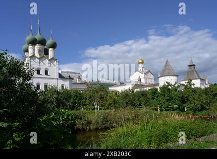 Metropolitan Garden mit Teich und Apfelbäumen und die Kirche St. Gregor, der Theologe des 17. Jahrhunderts im Kreml in Rostow dem Großen Stockfoto