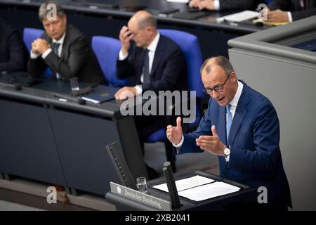 Friedrich Merz - Bundestag DEU, Deutschland, Berlin, 06.06.2024 Rede von Friedrich Merz , Vorsitzender der CDU und Oppositionsführer mit im Hintergrund die Regierungsbank mit Christian Lindner , Bundesfinanzminister FDP , Robert Habeck , Bundesminister für Wirtschaft und Klimaschutz und Vizekanzler, Buendnis 90 die Gruenen und Olaf Scholz , Bundeskanzler SPD v.l.n.r. waehrend der Debatte bei einer Sitzung des Deutschen Bundestages ueber die Regierungserklaerung zum Thema Sicherheit an den Bundestag am 06.06. 2024 im Deutschen Bundestag in Berlin Deutschland en: Rede von Friedrich M. Stockfoto