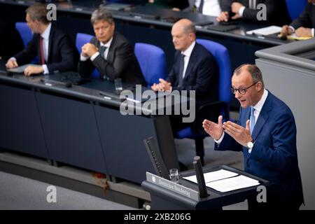 Friedrich Merz - Bundestag DEU, Deutschland, Berlin, 06.06.2024 Rede von Friedrich Merz , Vorsitzender der CDU und Oppositionsführer mit im Hintergrund die Regierungsbank mit Christian Lindner , Bundesfinanzminister FDP , Robert Habeck , Bundesminister für Wirtschaft und Klimaschutz und Vizekanzler, Buendnis 90 die Gruenen und Olaf Scholz , Bundeskanzler SPD v.l.n.r. waehrend der Debatte bei einer Sitzung des Deutschen Bundestages ueber die Regierungserklaerung zum Thema Sicherheit an den Bundestag am 06.06. 2024 im Deutschen Bundestag in Berlin Deutschland en: Rede von Friedrich M. Stockfoto