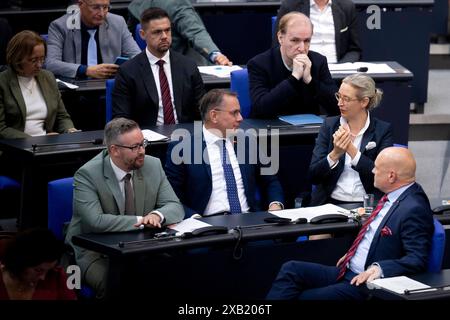 AFD - Bundestag DEU, Deutschland, Deutschland, Berlin, 06.06.2024 Fraktion der AfD mit Tino Chrupalla und Alice Weidel der AfD Alternative für Deutschland , waehrend der Debatte bei einer Sitzung des Deutschen Bundestages ueber die Regierungserklaerung zum Thema Sicherheit an den Bundestag am 06.06. 2024 im Deutschen Bundestag in Berlin Deutschland en: Parlamentsgruppe der AfD mit den Vorsitzenden Tino Chrupalla und Alice Weidel von der AfD , Alternative für Deutschland , während der Debatte bei einer Sitzung des Deutschen Bundestages über die Regierungserklärung zur Sicherheit vor dem Bundestag am 6. Juni. 2024 i Stockfoto