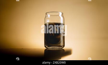 Ein Glas Kaltkaffee mit Milch Stockfoto