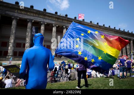 Pulse of Europe Demo DEU, Deutschland, Deutschland, Berlin, 02.06.2024 Demonstranten mit EU-Fahne auf der Kundgebung Pulse of Europe Puls von Europa unter dem Motto Waehl nicht die Einfalt Waeht die Vielfalt Countdown zur Europawahl und Zeichen setzen für die Zukunft Europas vor dem Alten Museum am Lustgarten in Berlin Deutschland . Puls von Europa ist eine EU-freundliche Bürgerbewegung die mit blauen EU-Fahnen. Die Bewegung richtet sich gegen Nationalismus, Isolation und Rechte Bewegungen in Europa Kampagne zur Wahl zum europaeischen Parlament am 06. bis 09. Juni en: Demonstranten mit EU-Flaggen Stockfoto