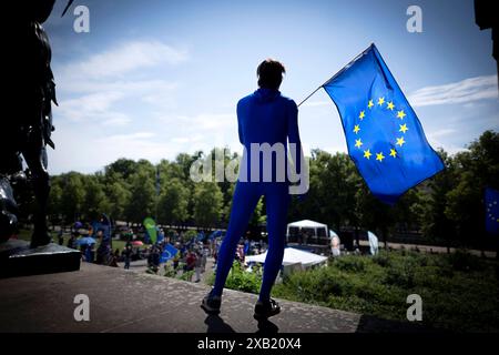 Pulse of Europe Demo DEU, Deutschland, Deutschland, Berlin, 02.06.2024 Demonstranten mit EU-Fahne auf der Kundgebung Pulse of Europe Puls von Europa unter dem Motto Waehl nicht die Einfalt Waeht die Vielfalt Countdown zur Europawahl und Zeichen setzen für die Zukunft Europas vor dem Alten Museum am Lustgarten in Berlin Deutschland . Puls von Europa ist eine EU-freundliche Bürgerbewegung die mit blauen EU-Fahnen. Die Bewegung richtet sich gegen Nationalismus, Isolation und Rechte Bewegungen in Europa Kampagne zur Wahl zum europaeischen Parlament am 06. bis 09. Juni en: Demonstranten mit EU-Flaggen Stockfoto