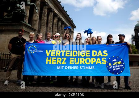 Pulse of Europe Demo DEU, Deutschland, Deutschland, Berlin, 02.06.2024 Demonstranten mit Transparent Verteidige das Herz Europas auf der Kundgebung Puls von Europa unter dem Motto Waehl nicht die Einfalt Waeht die Vielfalt Countdown zur Europawahl und Zeichen setzen für die Zukunft Europas vor dem Alten Museum am Lustgarten in Berlin Deutschland . Puls von Europa ist eine EU-freundliche Bürgerbewegung die mit blauen EU-Fahnen. Die Bewegung richtet sich gegen Nationalismus, Isolation und Rechte Bewegungen in Europa Kampagne zur Wahl zum europaeischen Parlament am 06. bis 09. Juni Stockfoto