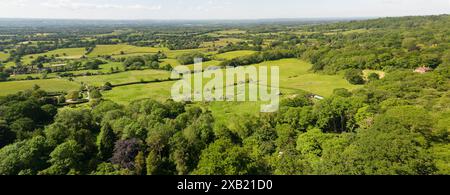 Blick auf den Weald of Kent mit hoher Drohne, Blick nach Süden vom One Tree Hill, Underriver, Sevenoaks, Kent. Stockfoto