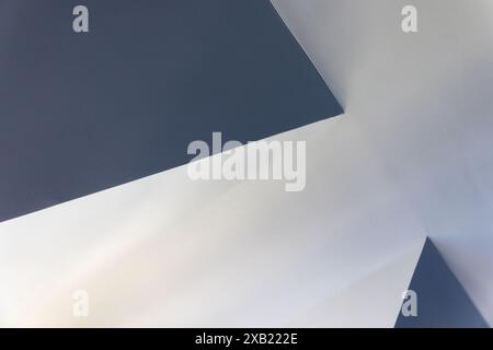 Abstrakter minimaler Architekturhintergrund, leere weiße Nische in tiefblauer Decke Stockfoto
