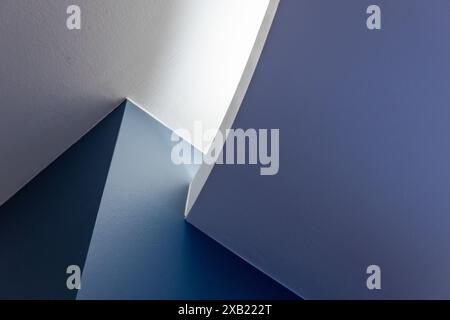 Abstrakter blauweißer minimaler Architekturhintergrund, Innenfragment mit heller Nische und Ecken Stockfoto