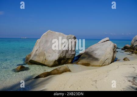 Indonesien Anambas-Inseln - Telaga Island Strand mit Felsen Stockfoto