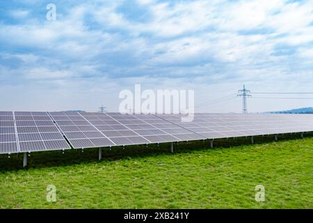 Reihen Photovoltaik-Panels erstrecken sich über den Solarpark und erfassen Sonnenenergie für eine nachhaltige Zukunft, Solarparks saubere Energie, erzeugen Strom für die Zukunft Stockfoto