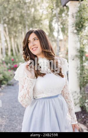 Glückliche Frauen im Garten, die zur Seite schauen Stockfoto