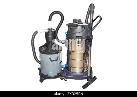 Industriestaubsauger kombiniert mit Zyklonfilter und Staubsammler für Doppelfiltration, Turboaufladung, Industrieabscheider. Isoliert auf einem Wi Stockfoto