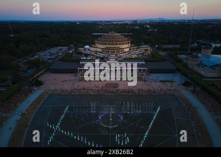 Centennial Hall in Breslau, Polen. Aus der Vogelperspektive von Menschen, die in der Nähe des Multimedia-Brunnens in Hala Stulecia ruhen Stockfoto