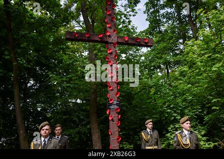 Lviv, Ukraine. Mai 2024. Die Ehrengarde steht neben dem Gedenkkreuz auf dem Gelände des ehemaligen Militärlagers Stalag 328 für die Inhaftierung von Kriegsgefangenen während des Zweiten Weltkriegs. Stalag 328 ist ein Lager für sowjetische Kriegsgefangene, das von 1941 bis 1944 in Lemberg existierte. Der Ort des Todes von etwa 140.000 Kriegsgefangenen. Jetzt gibt es nur noch ein Gedenkkreuz an der Stelle des Lagers. Quelle: SOPA Images Limited/Alamy Live News Stockfoto