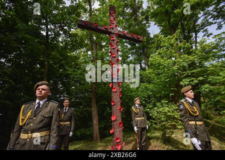 Lviv, Ukraine. Mai 2024. Die Ehrengarde steht neben dem Gedenkkreuz auf dem Gelände des ehemaligen Militärlagers Stalag 328 für die Inhaftierung von Kriegsgefangenen während des Zweiten Weltkriegs. Stalag 328 ist ein Lager für sowjetische Kriegsgefangene, das von 1941 bis 1944 in Lemberg existierte. Der Ort des Todes von etwa 140.000 Kriegsgefangenen. Jetzt gibt es nur noch ein Gedenkkreuz an der Stelle des Lagers. Quelle: SOPA Images Limited/Alamy Live News Stockfoto