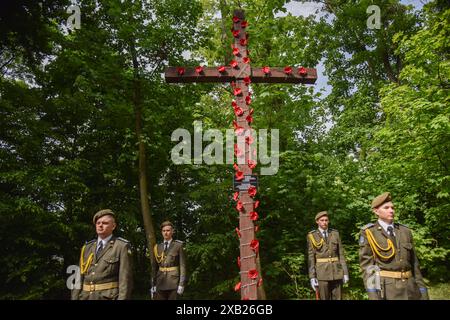 Lviv, Ukraine. Mai 2024. Die Ehrengarde steht neben dem Gedenkkreuz auf dem Gelände des ehemaligen Militärlagers Stalag 328 für die Inhaftierung von Kriegsgefangenen während des Zweiten Weltkriegs. Stalag 328 ist ein Lager für sowjetische Kriegsgefangene, das von 1941 bis 1944 in Lemberg existierte. Der Ort des Todes von etwa 140.000 Kriegsgefangenen. Jetzt gibt es nur noch ein Gedenkkreuz an der Stelle des Lagers. Quelle: SOPA Images Limited/Alamy Live News Stockfoto