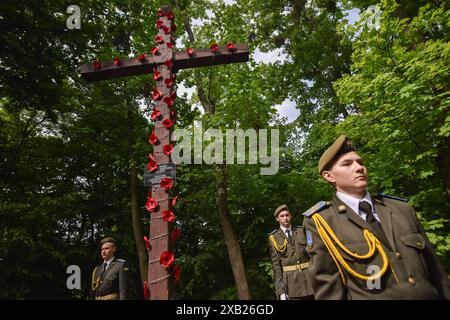 Lviv, Ukraine. Mai 2024. Die Ehrengarde steht neben dem Gedenkkreuz auf dem Gelände des ehemaligen Militärlagers Stalag 328 für die Inhaftierung von Kriegsgefangenen während des Zweiten Weltkriegs. Stalag 328 ist ein Lager für sowjetische Kriegsgefangene, das von 1941 bis 1944 in Lemberg existierte. Der Ort des Todes von etwa 140.000 Kriegsgefangenen. Jetzt gibt es nur noch ein Gedenkkreuz an der Stelle des Lagers. Quelle: SOPA Images Limited/Alamy Live News Stockfoto